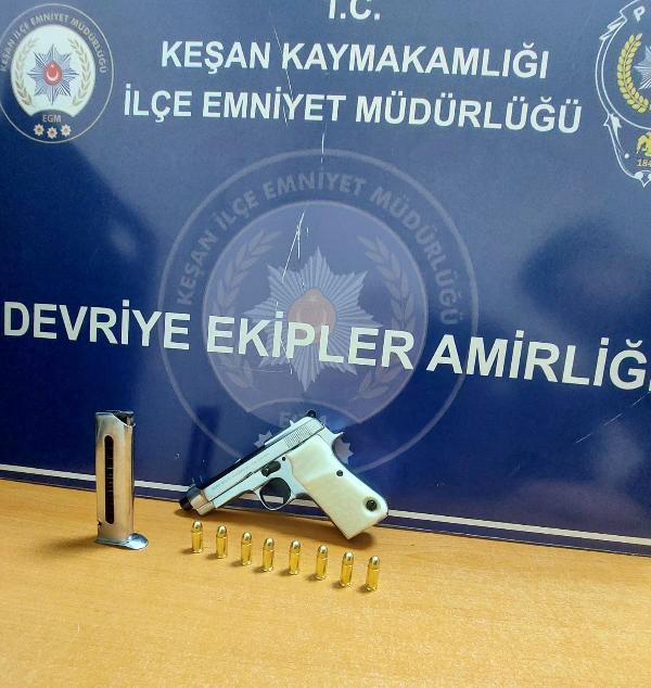 Edirne’de polisten kaçan araçta ruhsatsız tabanca ele geçirildi