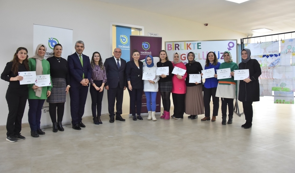 KADIN ÇALIŞMALARI ATÖLYESİNDE KATILIMCILARA SERTİFİKALARI TAKDİM EDİLDİ KADIN ÇALIŞMALARI ATÖLYESİNDE KATILIMCILARA SERTİFİKALARI TAKDİM EDİLDİ