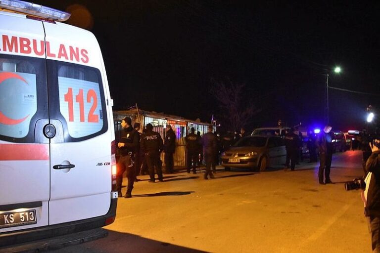 ‘Ne bakıyorsun’ Tartışması Kanlı Bitti: 2 Ağır Yaralı!