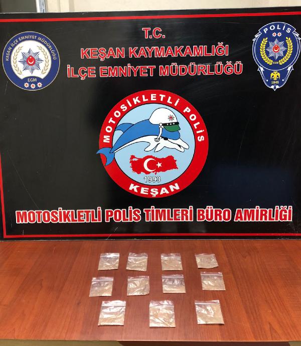 Polis takibinde uyuşturucuyu aracın camından attılar Polis takibinde uyuşturucuyu aracın camından attılar