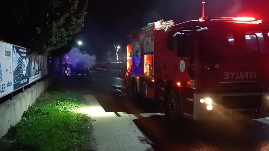 Seyir Halindeki Otomobil Alev Alev Yandı Seyir Halindeki Otomobil Alev Alev Yandı