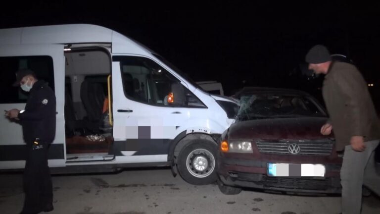 İşçi Servisi ve Otomobil Çarpıştı: 3 Yaralı!