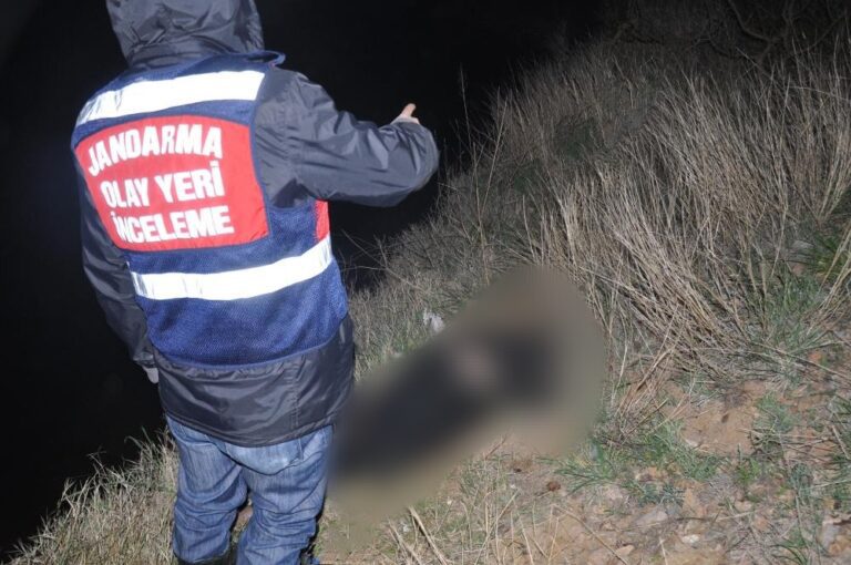 Dere Kenarında Erkek Cesedi Bulundu