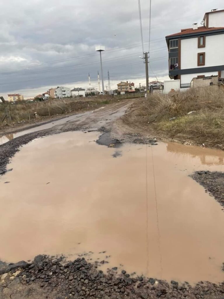 Köy Yolu Değil, Şehrin Göbeği! Asfaltsız Yol Vatandaşların Tepkisine Neden Oldu!