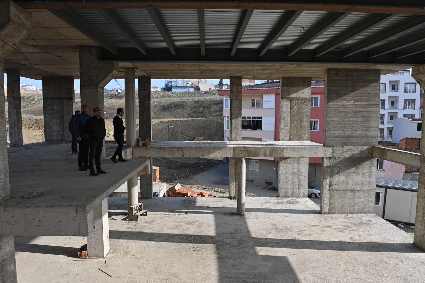 Başkan Yüksel Çınarlı Mahallesi’nde yürütülen projeleri yerinde inceledi Başkan Yüksel Çınarlı Mahallesi’nde yürütülen projeleri yerinde inceledi