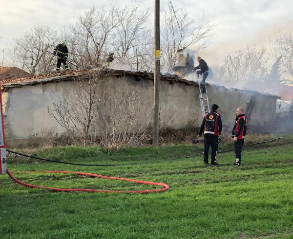 Keşan’da tek katlı evin çatısı yandı