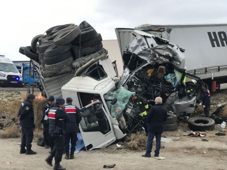 Tırlar Kaza Yaptı: 2 Ölü, 1 Yaralı