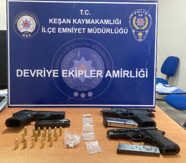 Park halinde olan araçtaki şüphelilerde silah ve uyuşturucu ele geçirildi Park halinde olan araçtaki şüphelilerde silah ve uyuşturucu ele geçirildi