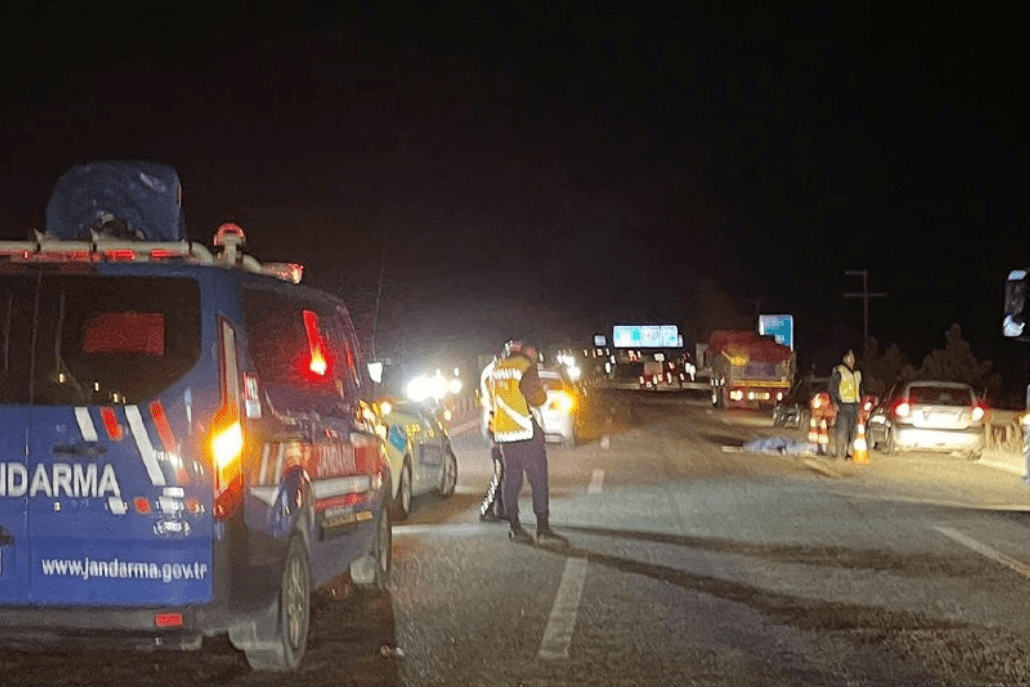 Otomobil Çarpıp Kaçtı: Adam Olay Yerinde Öldü! Otomobil Çarpıp Kaçtı: Adam Olay Yerinde Öldü!