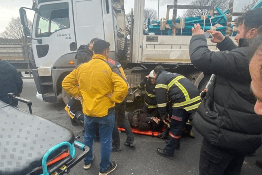 Moto Kurye TIR’ın Altında Kaldı! İtfaiye Ekipleri Uzun Uğraşlar Sonucu Çıkardı! Moto Kurye TIR’ın Altında Kaldı! İtfaiye Ekipleri Uzun Uğraşlar Sonucu Çıkardı!