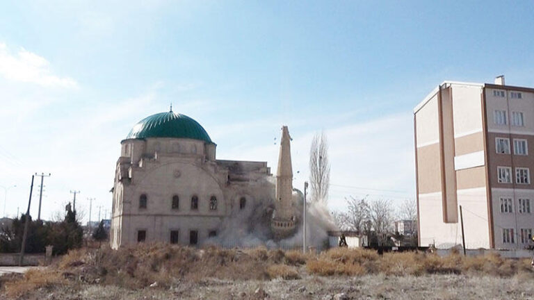 Aksaray’da, depremde hasar gören caminin minareleri kontrollü olarak yıkıldı | Kahramanmaraş, Gaziantep, Şanlıurfa, Diyarbakır, Adana, Adıyaman, Osmaniye, Hatay, Kilis, Malatya