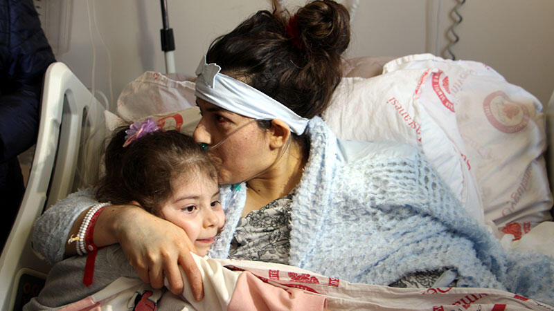 Babası ve 2 kızını kaybeden depremzede anne ile hayatta kalan tek kızı hastanede buluştu | Kahramanmaraş, Gaziantep, Şanlıurfa, Diyarbakır, Adana, Adıyaman, Osmaniye, Hatay, Kilis, Malatya Babası ve 2 kızını kaybeden depremzede anne ile hayatta kalan tek kızı hastanede buluştu | Kahramanmaraş, Gaziantep, Şanlıurfa, Diyarbakır, Adana, Adıyaman, Osmaniye, Hatay, Kilis, Malatya