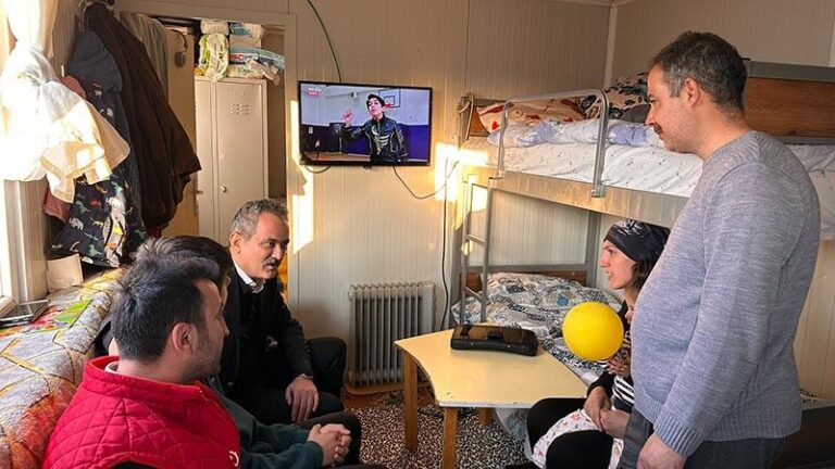 Bakan Özer, Beydağı Geçici Barınma Merkezini ziyaret etti | Kahramanmaraş, Gaziantep, Şanlıurfa, Diyarbakır, Adana, Adıyaman, Osmaniye, Hatay, Kilis, Malatya