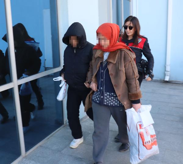 Deprem yardımlarını çalan 4 belediye personeli adliyede Deprem yardımlarını çalan 4 belediye personeli adliyede