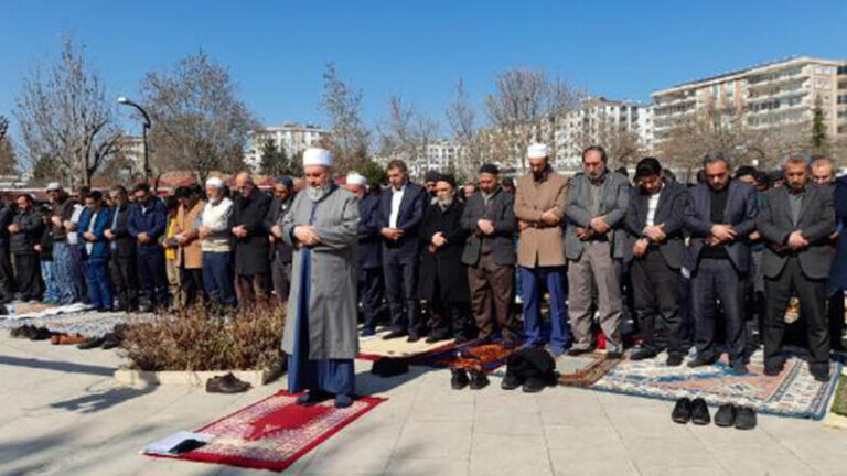 Diyarbakır, Batman ve Mardin’de depremde hayatını kaybedenler için gıyabi cenaze namazı | Kahramanmaraş, Gaziantep, Şanlıurfa, Diyarbakır, Adana, Adıyaman, Osmaniye, Hatay, Kilis, Malatya