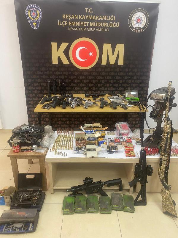 Edirne’de ‘ahır’ süsü verilmiş silah imalathanesine baskın; 1 tutuklama Edirne’de ‘ahır’ süsü verilmiş silah imalathanesine baskın; 1 tutuklama