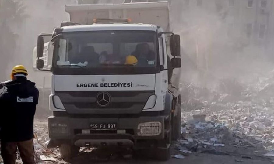 Ergene Belediyesi İş Makineleri Deprem Bölgesinde Çalışıyor Ergene Belediyesi İş Makineleri Deprem Bölgesinde Çalışıyor