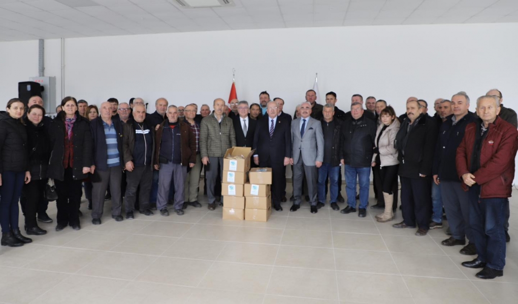 HAYRABOLU’DA 50 ÜRETİCİYE 9.000 KG ARI KEKİ DAĞITIMI YAPILDI HAYRABOLU’DA 50 ÜRETİCİYE 9.000 KG ARI KEKİ DAĞITIMI YAPILDI
