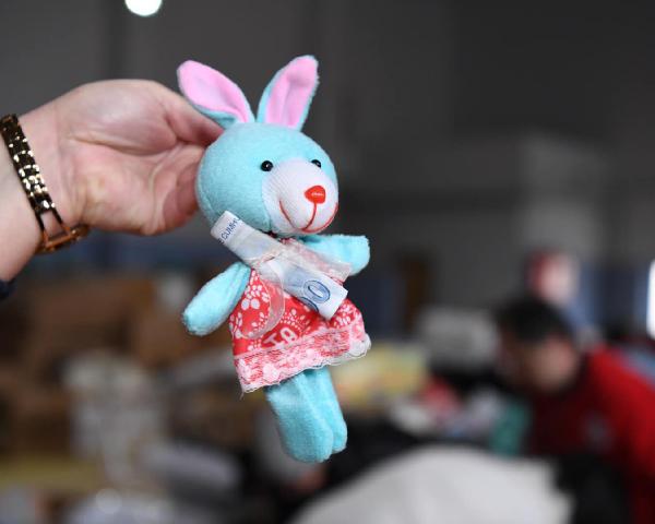 Oyuncağına taktığı harçlığını depremzedelere gönderdi