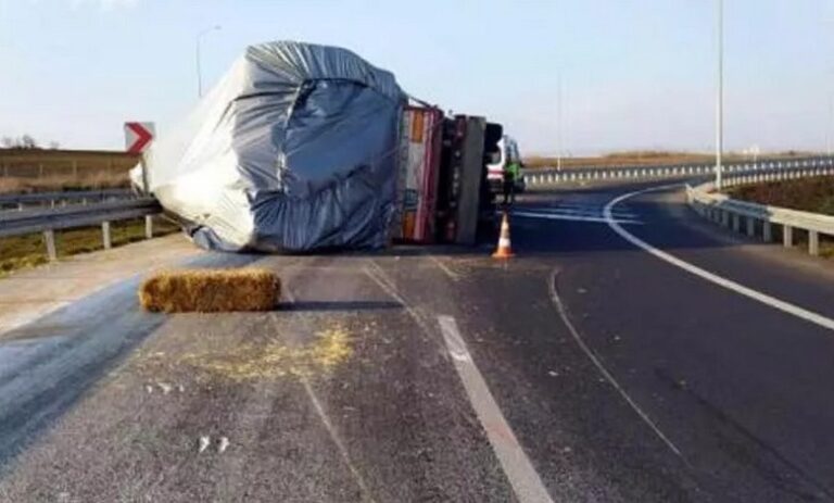 Malkara’da Saman Yüklü TIR Devrildi: 2 Yaralı
