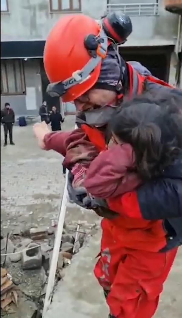 Tekirdağlı madenciler ve AKUT ekipleri enkaz altından 3 kişiyi kurtardı (2)- Yeniden Tekirdağlı madenciler ve AKUT ekipleri enkaz altından 3 kişiyi kurtardı (2)- Yeniden