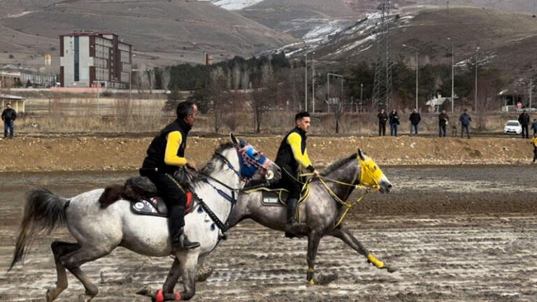Bayburt’ta depremzede çocuklar cirit yarışı izledi, atlara bindi | Kahramanmaraş, Gaziantep, Şanlıurfa, Diyarbakır, Adana, Adıyaman, Osmaniye, Hatay, Kilis, Malatya
