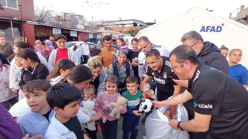 Beşiktaş tribünlerinden atılan oyuncaklar, İskenderun’a ulaştı | Kahramanmaraş, Gaziantep, Şanlıurfa, Diyarbakır, Adana, Adıyaman, Osmaniye, Hatay, Kilis, Malatya Beşiktaş tribünlerinden atılan oyuncaklar, İskenderun’a ulaştı | Kahramanmaraş, Gaziantep, Şanlıurfa, Diyarbakır, Adana, Adıyaman, Osmaniye, Hatay, Kilis, Malatya