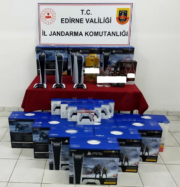 Edirne’de 400 bin lira değerinde oyun konsolu ve kaçak içki ele geçirildi Edirne’de 400 bin lira değerinde oyun konsolu ve kaçak içki ele geçirildi