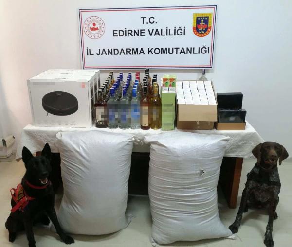 Edirne’de ‘kaçakçılık’ operasyonu: 9 gözaltı Edirne’de ‘kaçakçılık’ operasyonu: 9 gözaltı
