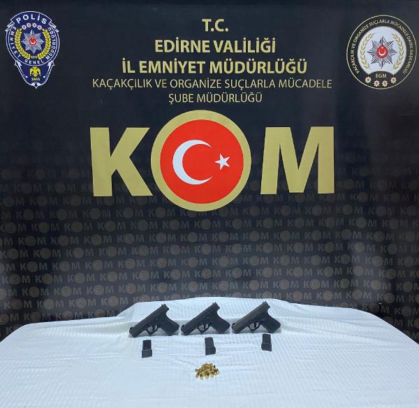 Edirne’de otomobilde 3 suikast silahı ele geçirildi; sürücü tutuklandı Edirne’de otomobilde 3 suikast silahı ele geçirildi; sürücü tutuklandı