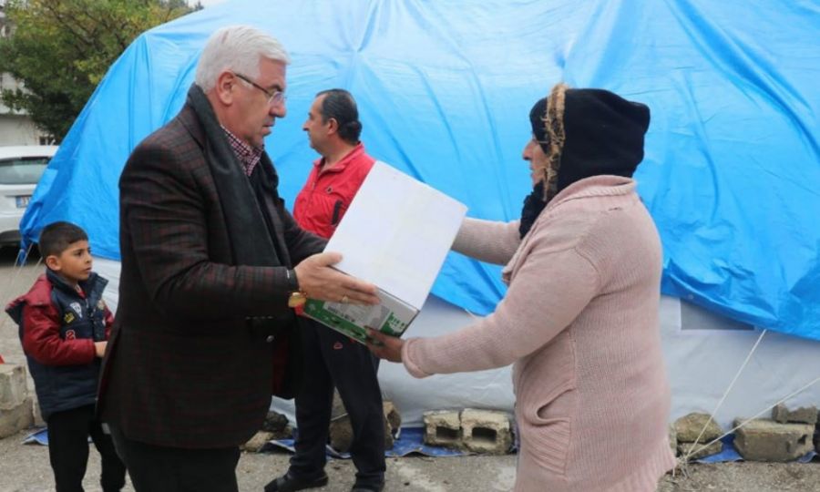 Ergene Belediye Başkanı Rasim Yüksel Deprem Bölgesinde Çadır Kurdu Erzak Dağıttı Ergene Belediye Başkanı Rasim Yüksel Deprem Bölgesinde Çadır Kurdu Erzak Dağıttı