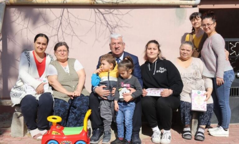 Ergene Belediye Başkanı Rasim Yüksel Kapı Kapı Gezerek 8 Mart Dünya Kadınlar Gününü Kutladı