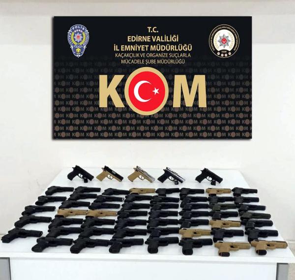 Hamzabeyli Sınır Kapısı’nda 59 tabanca ele geçirildi; Bulgar çift gözaltına alındı Hamzabeyli Sınır Kapısı’nda 59 tabanca ele geçirildi; Bulgar çift gözaltına alındı