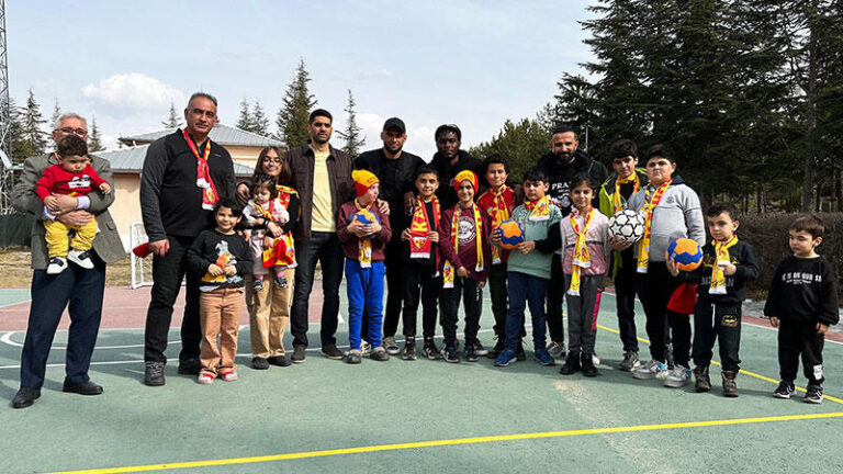 Kayserisporlu futbolculardan depremzede çocuklara ziyaret | Kahramanmaraş, Gaziantep, Şanlıurfa, Diyarbakır, Adana, Adıyaman, Osmaniye, Hatay, Kilis, Malatya