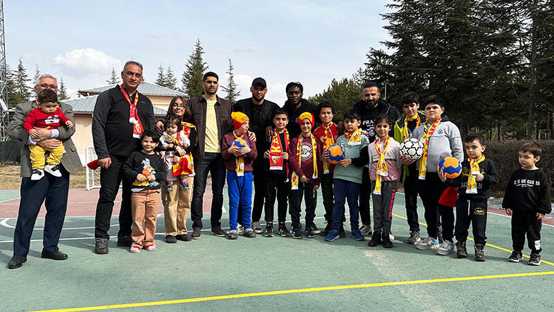 Kayserisporlu futbolculardan depremzede çocuklara ziyaret | Kahramanmaraş, Gaziantep, Şanlıurfa, Diyarbakır, Adana, Adıyaman, Osmaniye, Hatay, Kilis, Malatya Kayserisporlu futbolculardan depremzede çocuklara ziyaret | Kahramanmaraş, Gaziantep, Şanlıurfa, Diyarbakır, Adana, Adıyaman, Osmaniye, Hatay, Kilis, Malatya