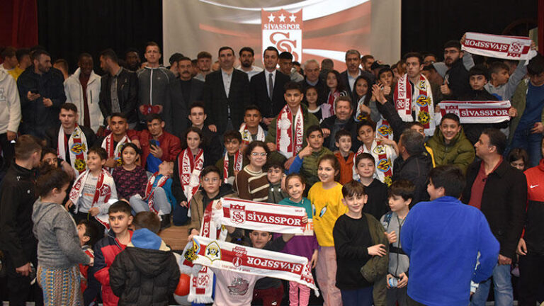 Sivassporlu futbolculardan depremzedelere moral ziyareti | Kahramanmaraş, Gaziantep, Şanlıurfa, Diyarbakır, Adana, Adıyaman, Osmaniye, Hatay, Kilis, Malatya