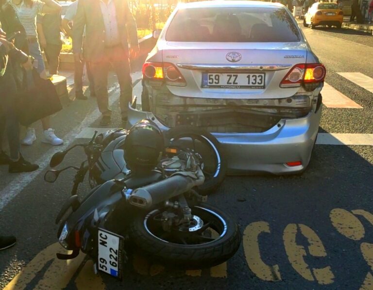 Motosiklet, Otomobile Çarptı: 1 Yaralı!