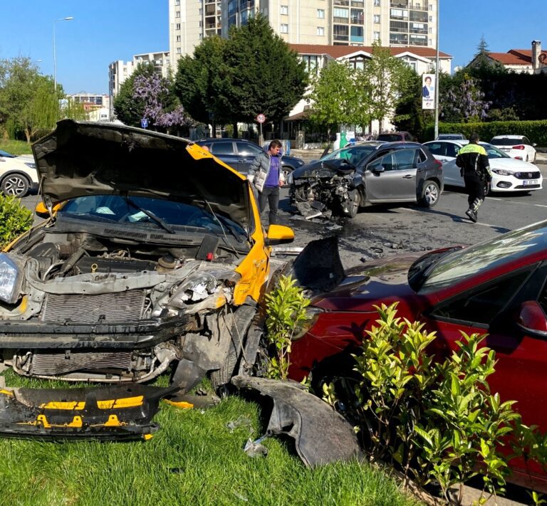 Kontrolsüz Dönüş Kazaya Neden Oldu: 4 Yaralı!