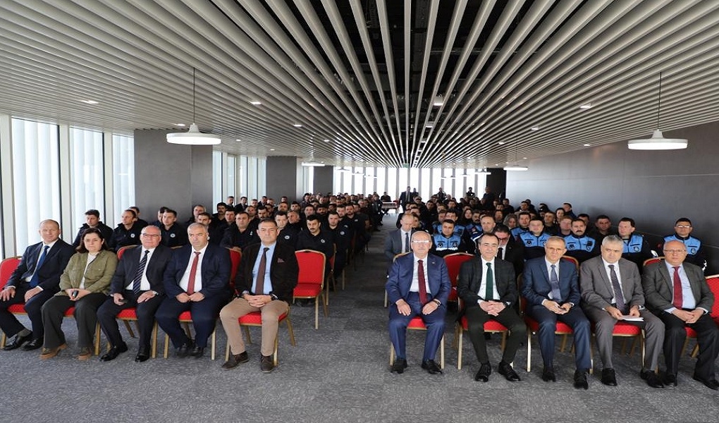 BAŞKAN ALBAYRAK, DEPREM BÖLGESİNDE GÖREV ALAN KAHRAMAN PERSONELLE KUCAKLAŞTI BAŞKAN ALBAYRAK, DEPREM BÖLGESİNDE GÖREV ALAN KAHRAMAN PERSONELLE KUCAKLAŞTI