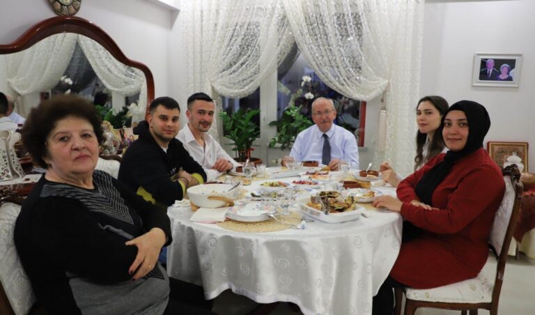 BAŞKAN KADİR ALBAYRAK GENÇLERİ İFTAR SOFRASINDA EVİNDE AĞIRLADI
