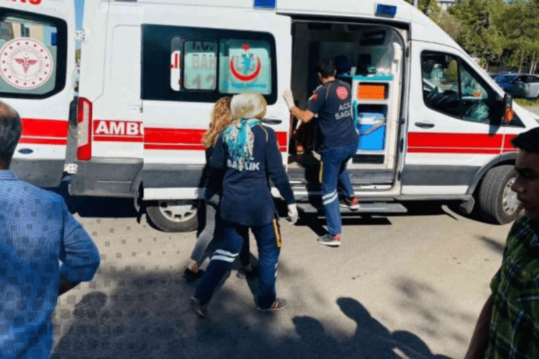 Yolun Karşısına Geçmeye Çalışan Çocuğa Araç Çarptı!