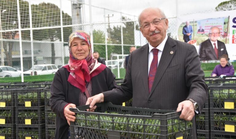 ŞARKÖY İLÇESİNDE ÜRETİCİLERE DOMATES FİDESİ DAĞITILDI