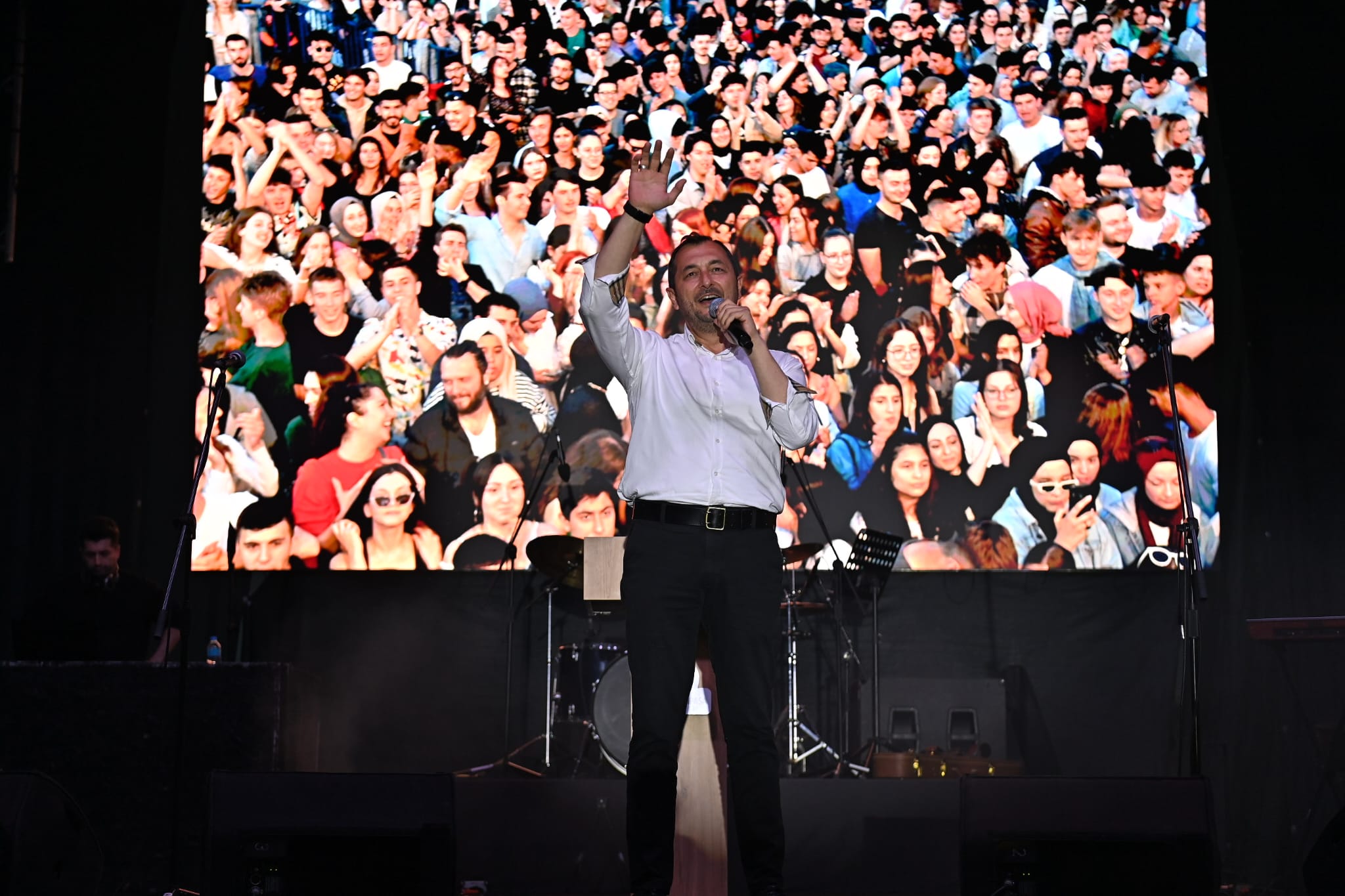 Süleymanpaşa Belediye Başkanından gençlere dev konser Süleymanpaşa Belediye Başkanından gençlere dev konser