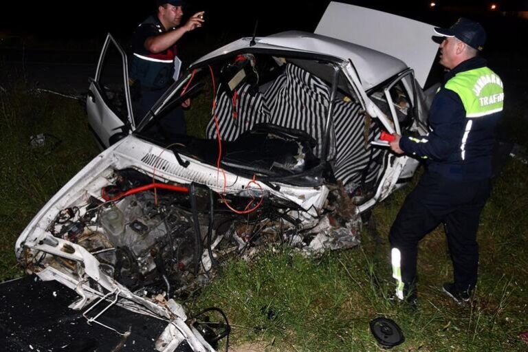 İki Otomobil Çarpıştı: 4 Yaralı! Araç Hurdaya Döndü!