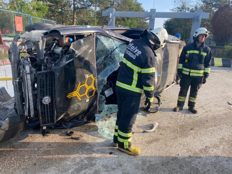 Feci Kaza! Araç Takla Attı, 1’i Ağır 2 Yaralı! Kaza Saniye Saniye Görüntülendi