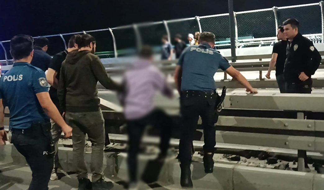 Kendini Atmak İstedi: İntihar Girişimini Polis Önledi Kendini Atmak İstedi: İntihar Girişimini Polis Önledi