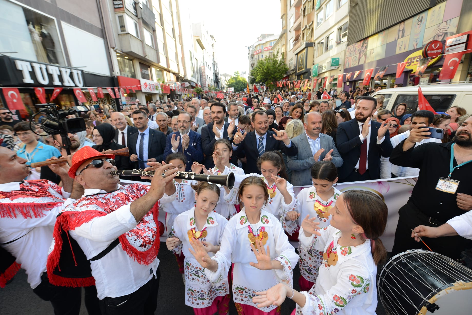 Kiraz Festivali ikinci gününde on binleri ağırladı Kiraz Festivali ikinci gününde on binleri ağırladı