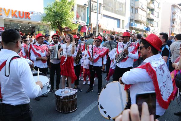 Tekirdağ Uluslararası Kiraz Festivali kortej yürüyüşü ile başladı