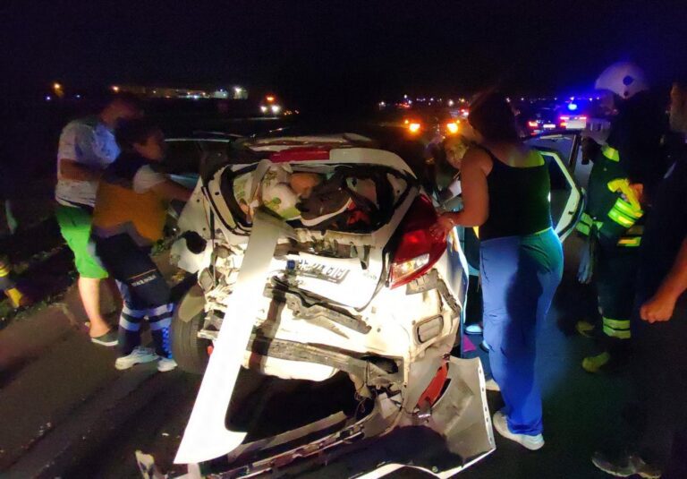 Kamyon, Kımızı Işıkta Bekleyen Otomobile Çarptı; Aynı Aileden 4 Yaralı