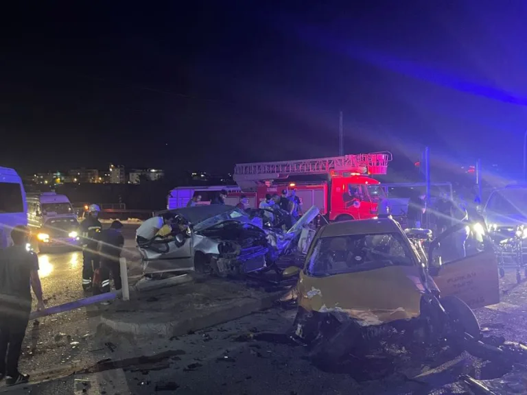 Ticari Taksi ile Otomobil Çarpıştı: 3 Yaralı!